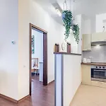 Ultra - Stylish - Balcony - Ac Apartament *