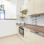 Ultra - Stylish - Balcony - Ac Apartament *