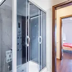 Ultra - Stylish - Balcony - Ac Apartament