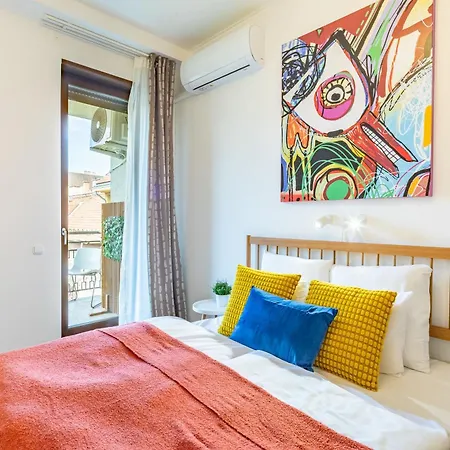 Ultra - Stylish - Balcony - Ac *